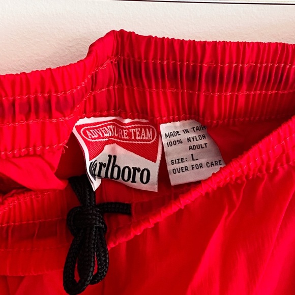 Vintage 90’s Marlboro Adventure Team Red & Black Nylon Windbreaker Set and Pouch - Picture 9 of 11